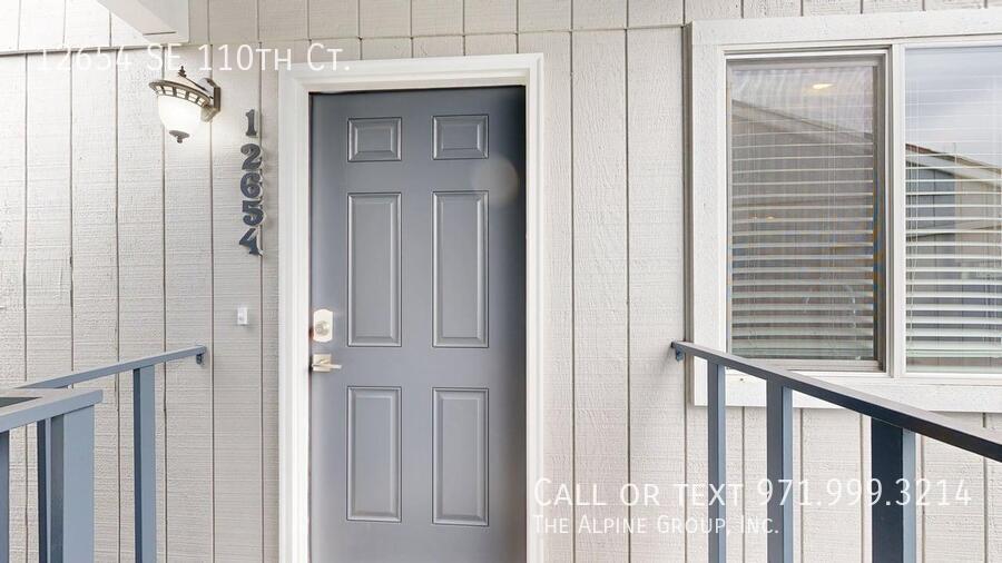 🌿 Top-Floor Retreat with Treetop Views in Clackamas - HALF OFF FIRST MONTH property image