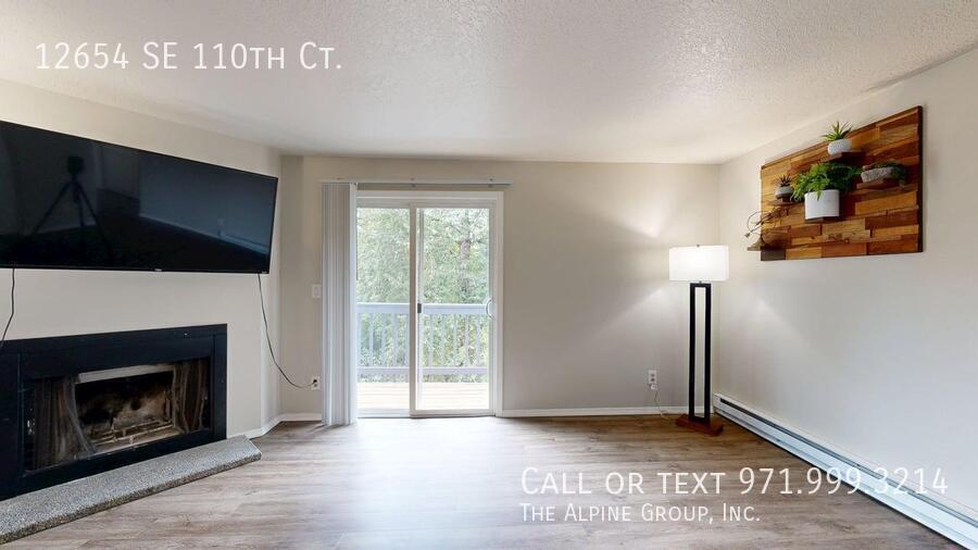 🌿 Top-Floor Retreat with Treetop Views in Clackamas - HALF OFF FIRST MONTH property image