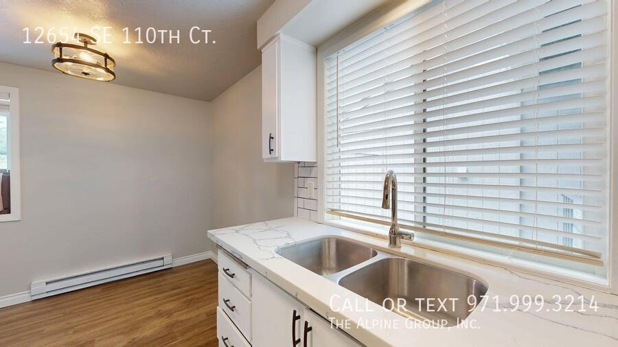 🌿 Top-Floor Retreat with Treetop Views in Clackamas - HALF OFF FIRST MONTH property image