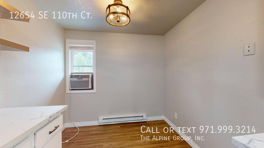 🌿 Top-Floor Retreat with Treetop Views in Clackamas - HALF OFF FIRST MONTH property image