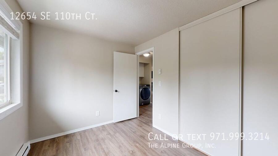 🌿 Top-Floor Retreat with Treetop Views in Clackamas - HALF OFF FIRST MONTH property image