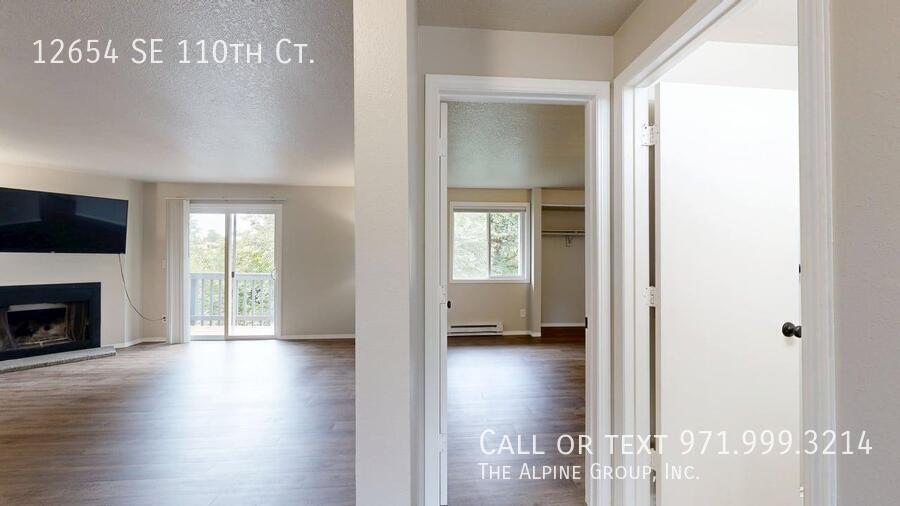 🌿 Top-Floor Retreat with Treetop Views in Clackamas - HALF OFF FIRST MONTH property image