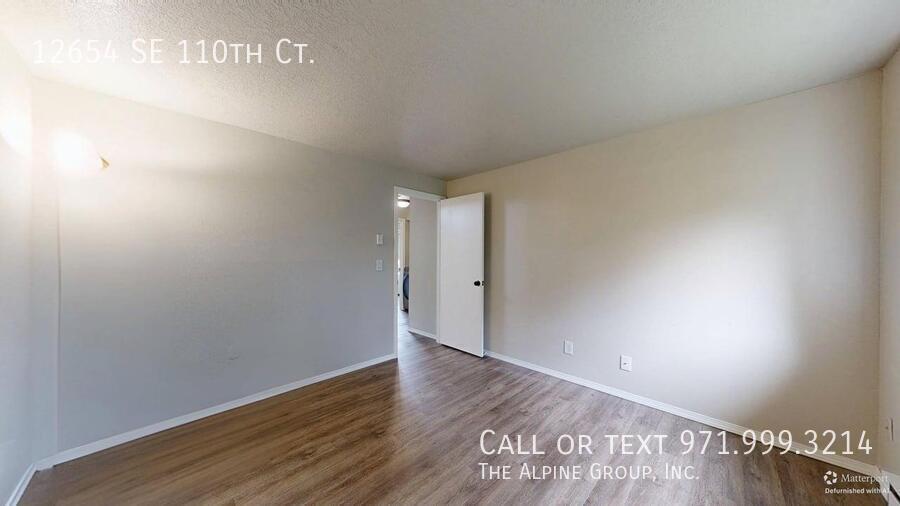 🌿 Top-Floor Retreat with Treetop Views in Clackamas - HALF OFF FIRST MONTH property image