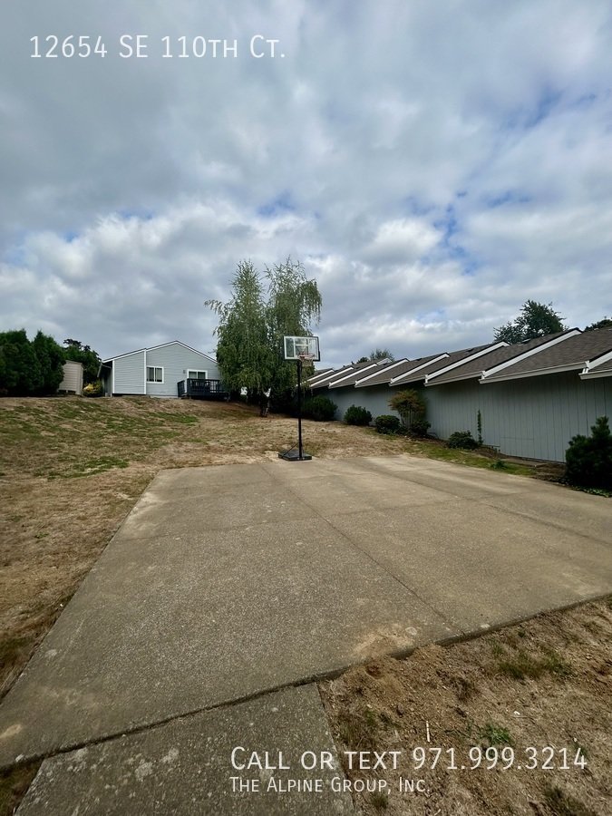 🌿 Top-Floor Retreat with Treetop Views in Clackamas - HALF OFF FIRST MONTH property image