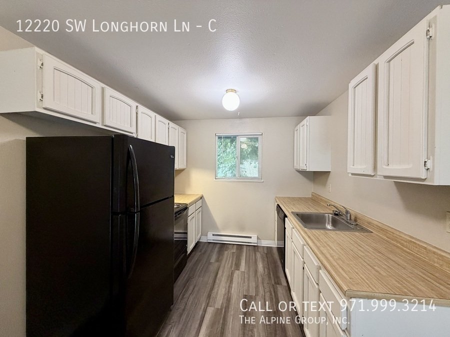 🪴 Stylish 2BR Retreat – Covered Deck & Private Oasis property image