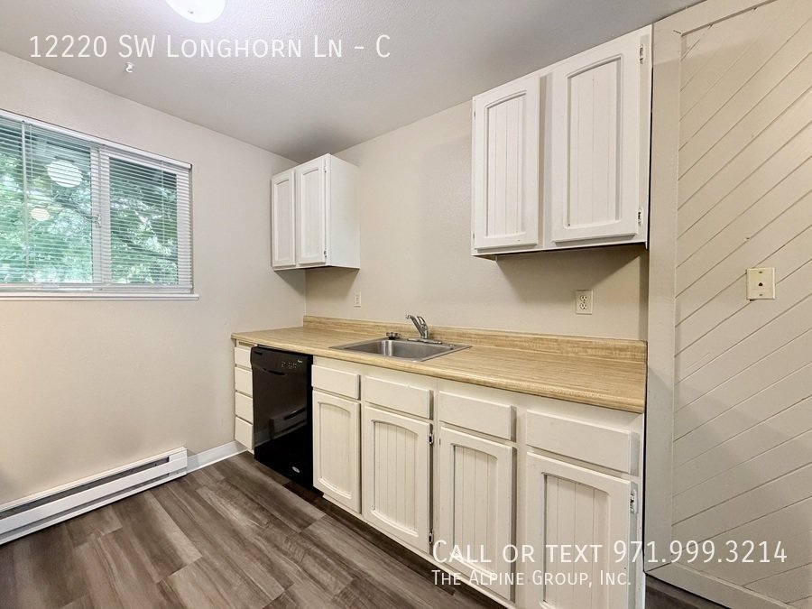 🪴 Stylish 2BR Retreat – Covered Deck & Private Oasis property image