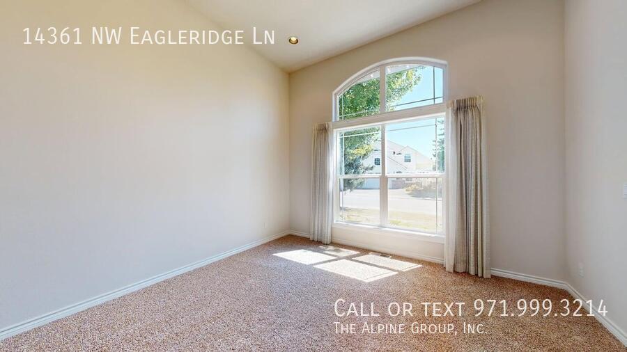 🌿 Oakridge Estates Beauty — Spacious Home + Fenced Backyard! property image