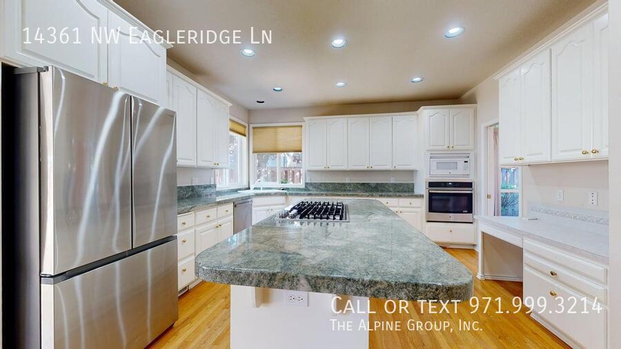 🌿 Oakridge Estates Beauty — Spacious Home + Fenced Backyard! property image