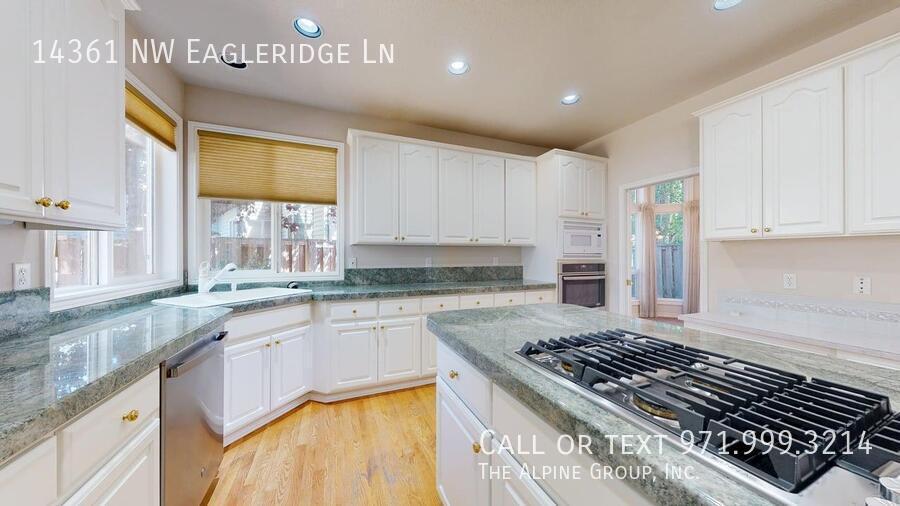 🌿 Oakridge Estates Beauty — Spacious Home + Fenced Backyard! property image