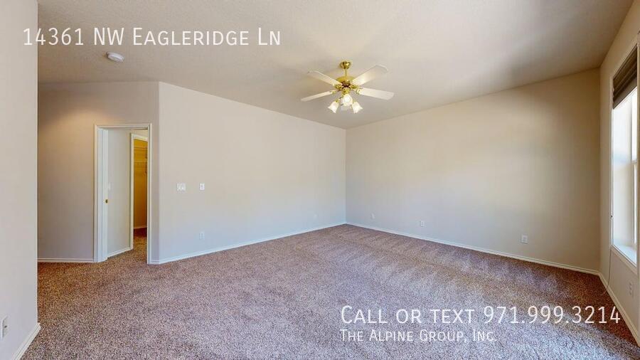 🌿 Oakridge Estates Beauty — Spacious Home + Fenced Backyard! property image