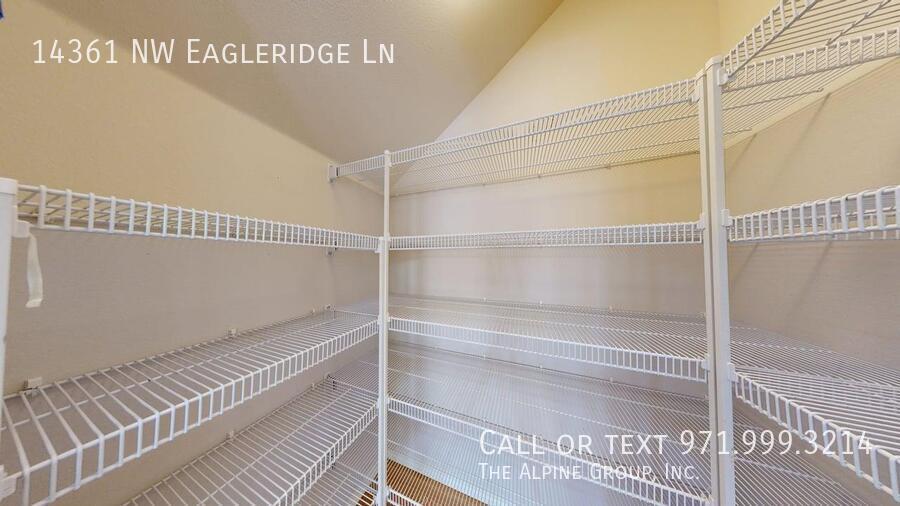 🌿 Oakridge Estates Beauty — Spacious Home + Fenced Backyard! property image