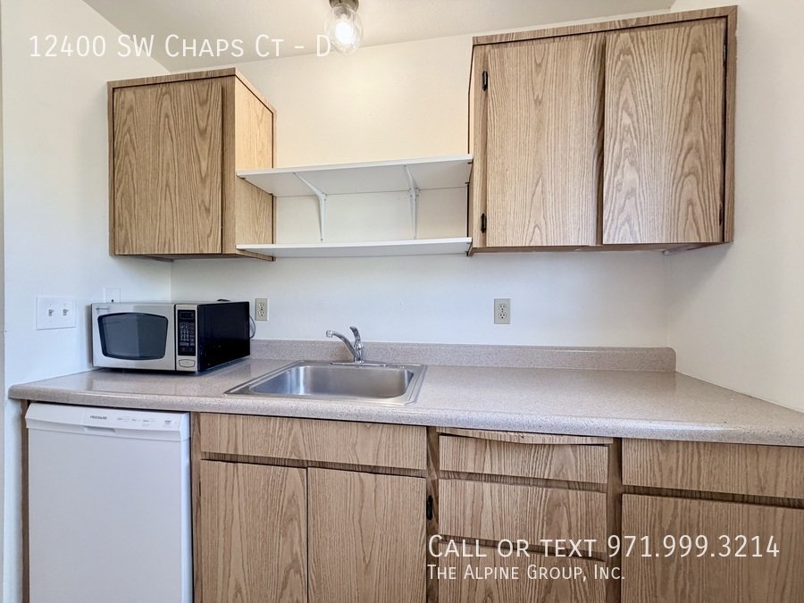🌼Light-Filled Top-Floor Unit with In-Unit Laundry & Parking! property image