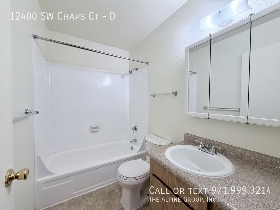 🌼Light-Filled Top-Floor Unit with In-Unit Laundry & Parking! property image