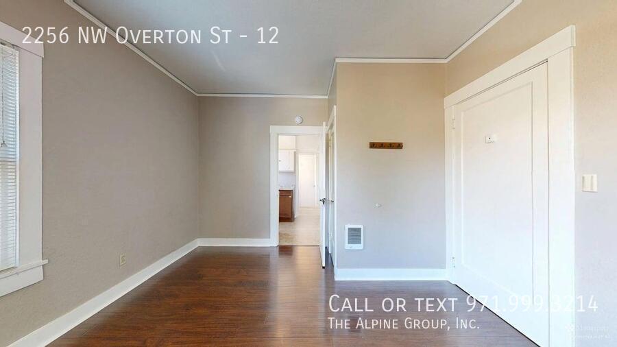 Top Floor Studio in Secure Building, Laundry on-site! property image