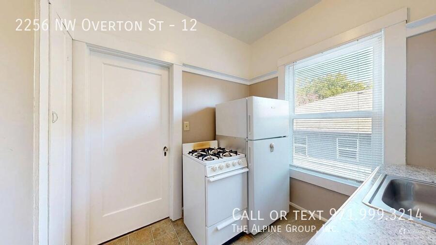 Top Floor Studio in Secure Building, Laundry on-site! property image