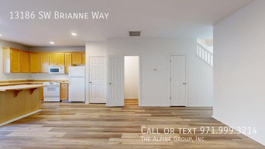 🏠 Cozy 3-Bed with Open Floor Plan & Fenced Yard property image