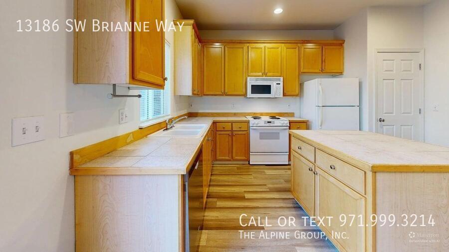 🏠 Cozy 3-Bed with Open Floor Plan & Fenced Yard property image