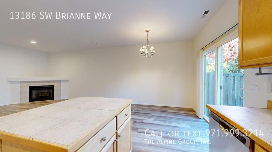 🏠 Cozy 3-Bed with Open Floor Plan & Fenced Yard property image