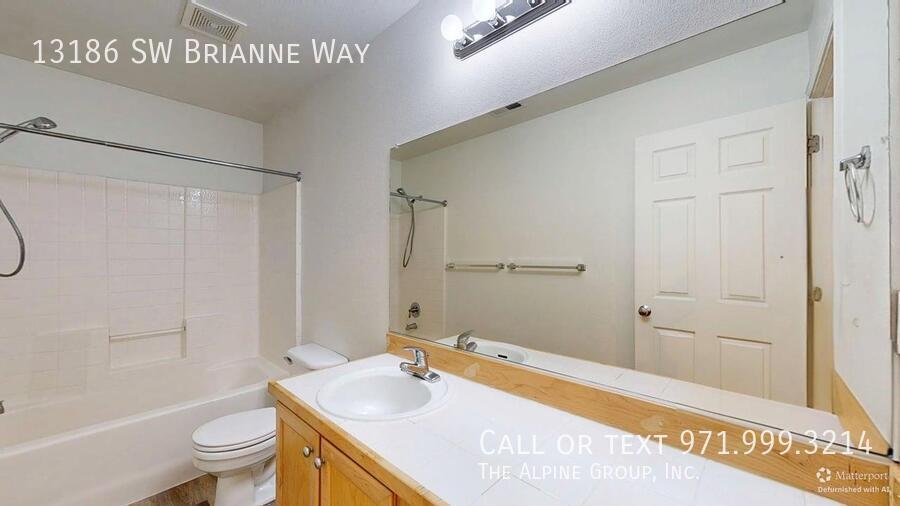 🏠 Cozy 3-Bed with Open Floor Plan & Fenced Yard property image