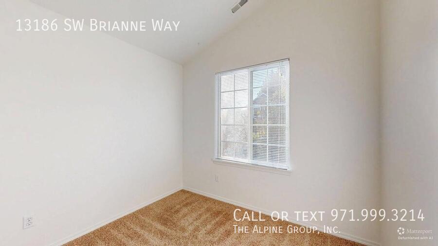 🏠 Cozy 3-Bed with Open Floor Plan & Fenced Yard property image