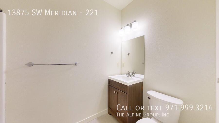 🌆 Luxury Living Near Nike – A/C, Pool & More! property image