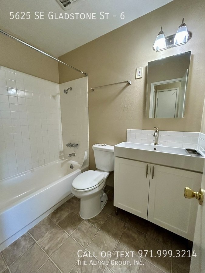 $500 Off First Month! Cozy 1BR Near SE Foster 🏡✨ property image