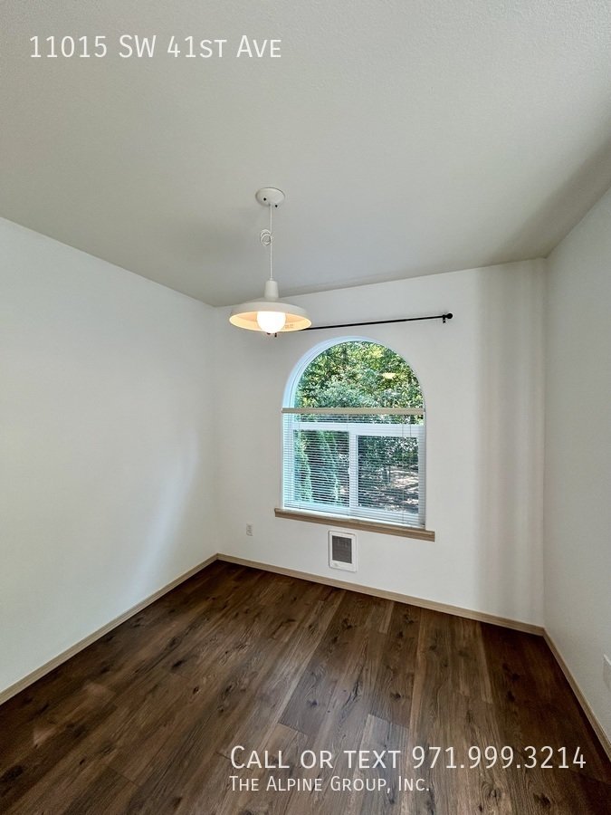 🌿 Quiet Forest Hideaway | Light-Filled Home with Cozy Touches property image