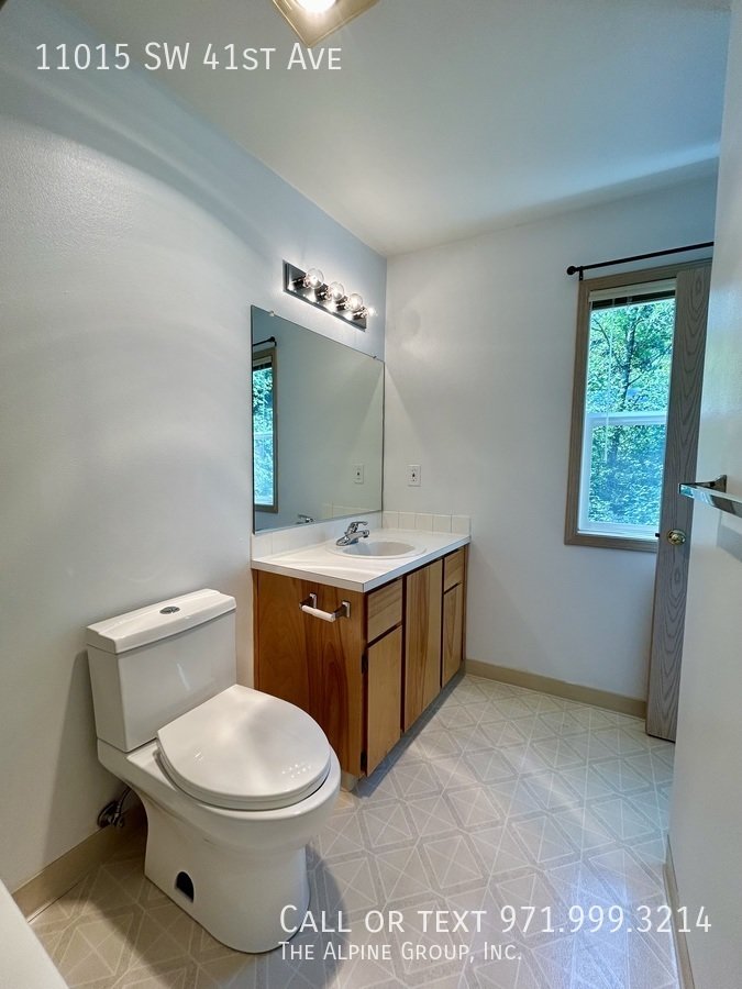 🌿 Quiet Forest Hideaway | Light-Filled Home with Cozy Touches property image