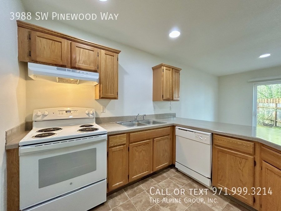 🔥3-Bedroom Gem — Hardwood Floors, Fireplace & Garage! property image