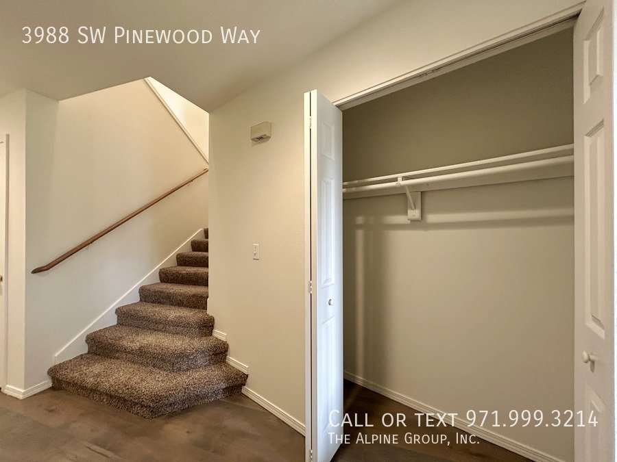 🔥3-Bedroom Gem — Hardwood Floors, Fireplace & Garage! property image