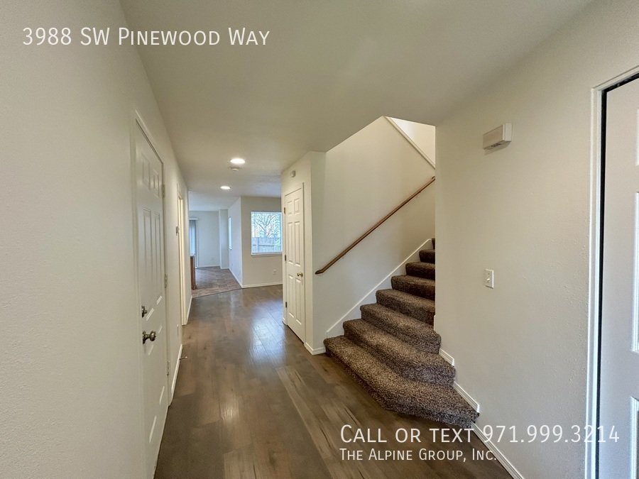 🔥3-Bedroom Gem — Hardwood Floors, Fireplace & Garage! property image
