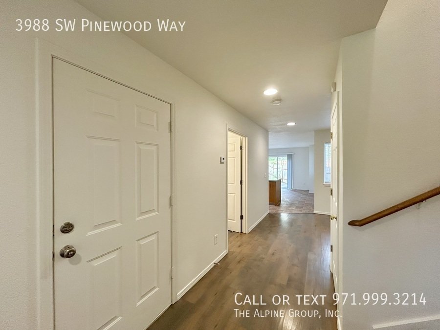 🔥3-Bedroom Gem — Hardwood Floors, Fireplace & Garage! property image