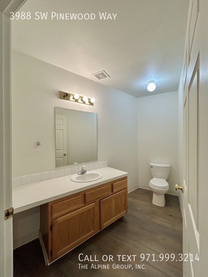 🔥3-Bedroom Gem — Hardwood Floors, Fireplace & Garage! property image