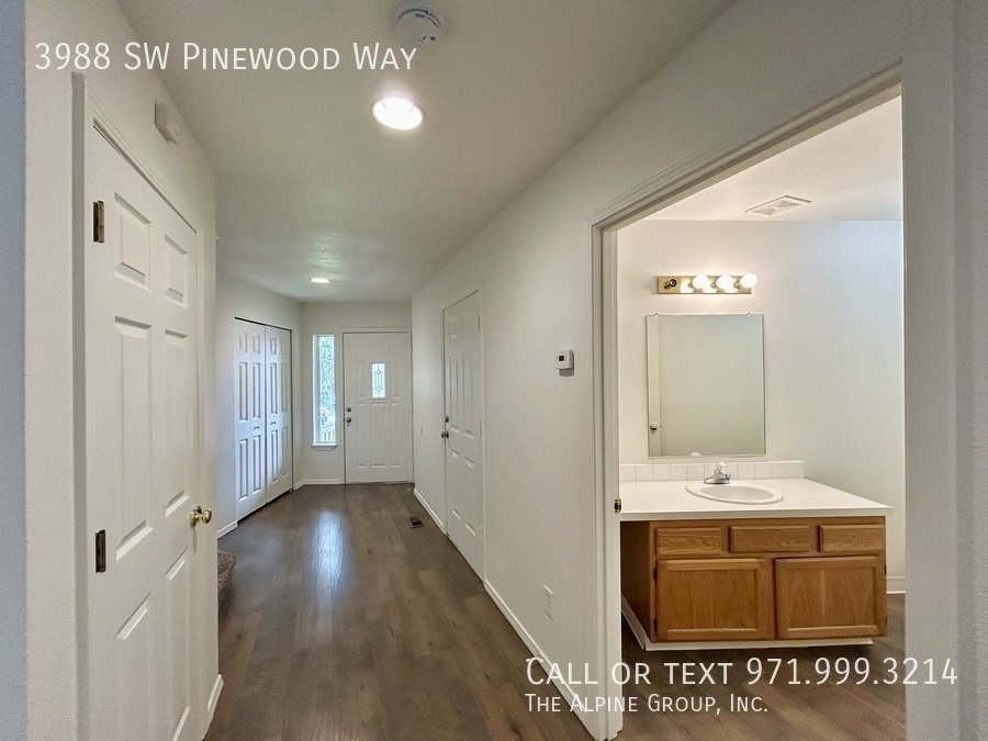 🔥3-Bedroom Gem — Hardwood Floors, Fireplace & Garage! property image