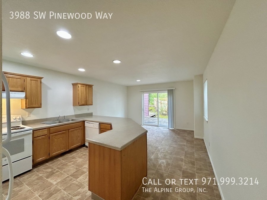 🔥3-Bedroom Gem — Hardwood Floors, Fireplace & Garage! property image
