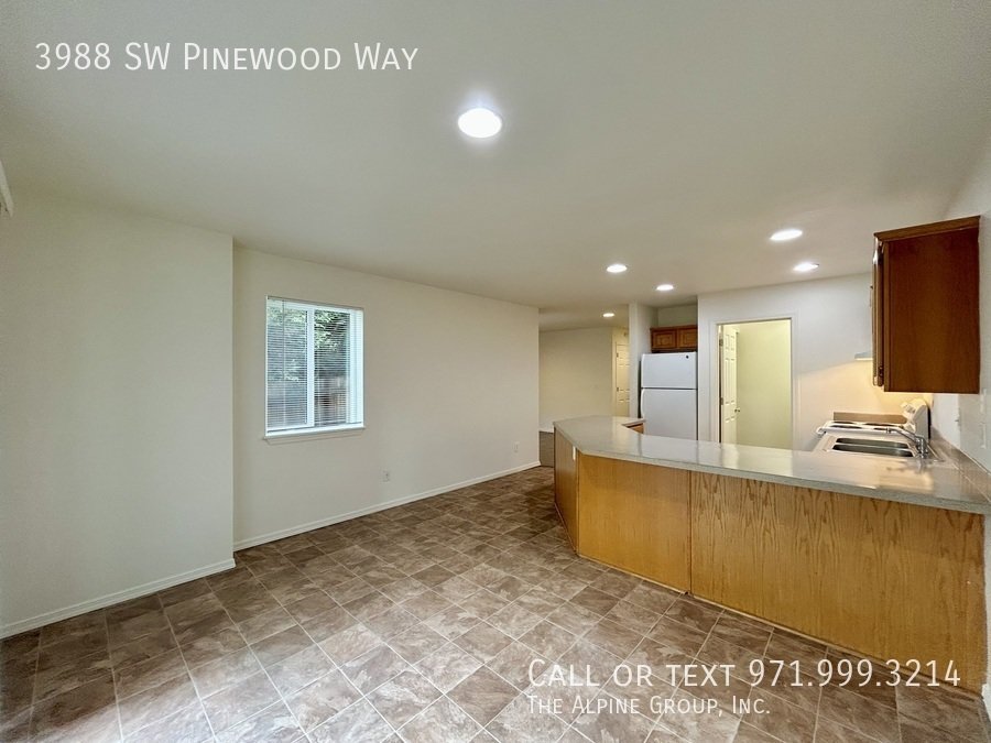 🔥3-Bedroom Gem — Hardwood Floors, Fireplace & Garage! property image