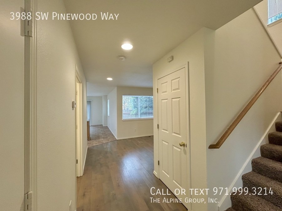 🔥3-Bedroom Gem — Hardwood Floors, Fireplace & Garage! property image