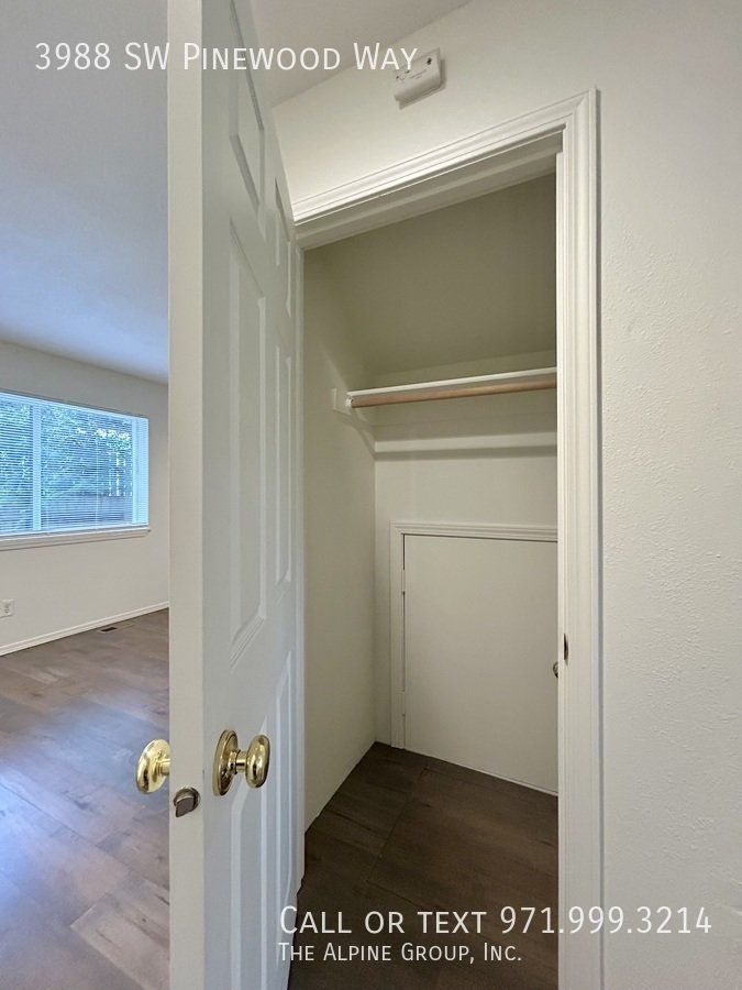 🔥3-Bedroom Gem — Hardwood Floors, Fireplace & Garage! property image