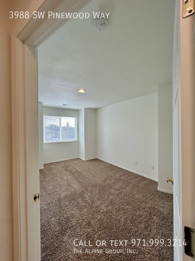 🔥3-Bedroom Gem — Hardwood Floors, Fireplace & Garage! property image