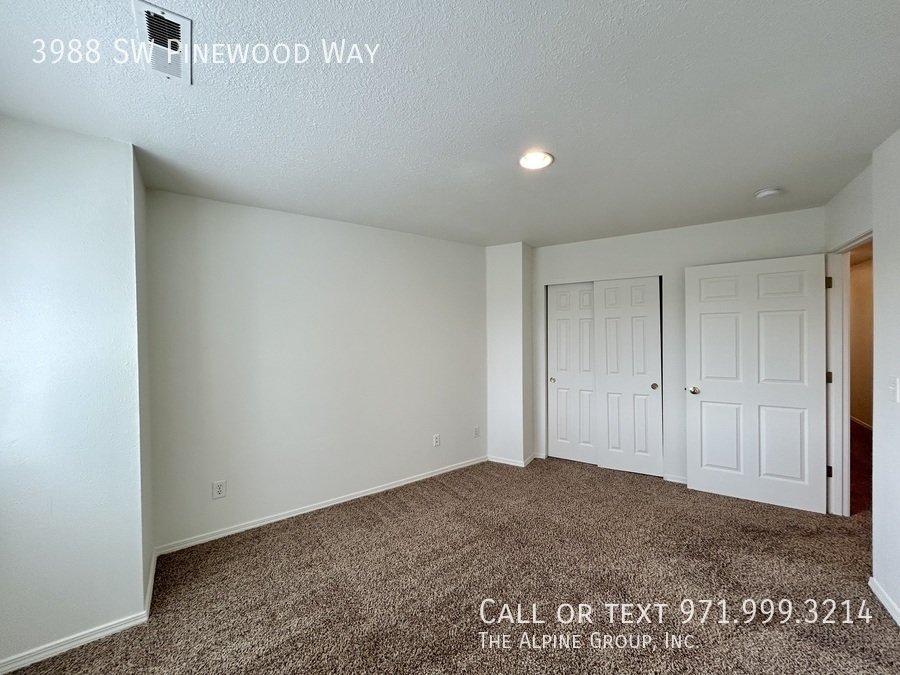 🔥3-Bedroom Gem — Hardwood Floors, Fireplace & Garage! property image
