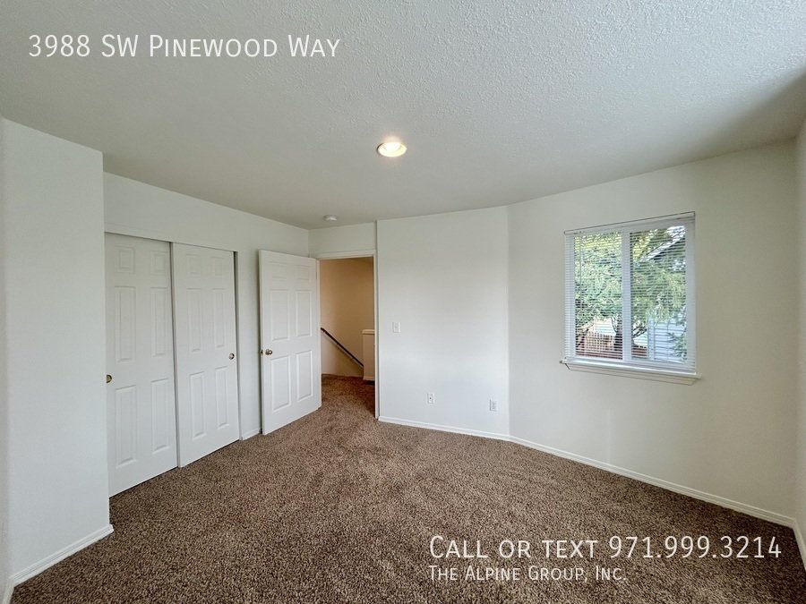 🔥3-Bedroom Gem — Hardwood Floors, Fireplace & Garage! property image