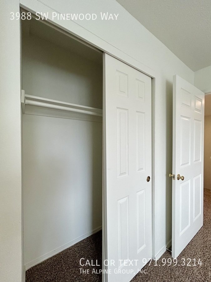 🔥3-Bedroom Gem — Hardwood Floors, Fireplace & Garage! property image