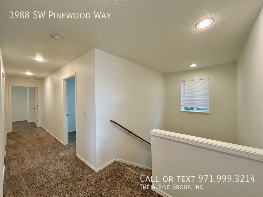 🔥3-Bedroom Gem — Hardwood Floors, Fireplace & Garage! property image