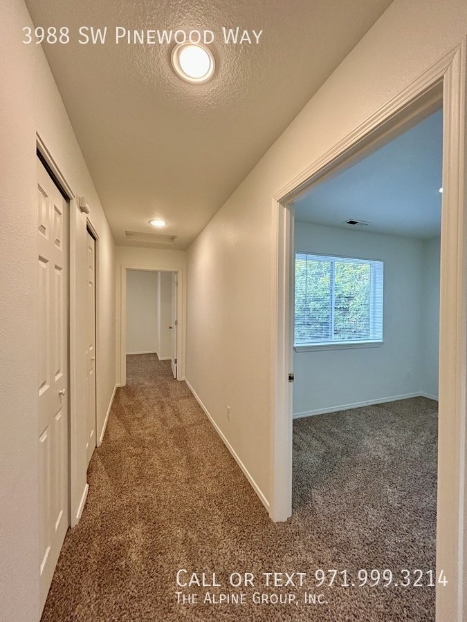 🔥3-Bedroom Gem — Hardwood Floors, Fireplace & Garage! property image