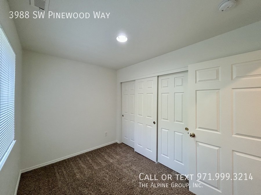 🔥3-Bedroom Gem — Hardwood Floors, Fireplace & Garage! property image