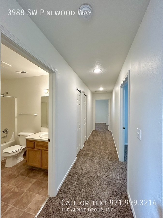 🔥3-Bedroom Gem — Hardwood Floors, Fireplace & Garage! property image