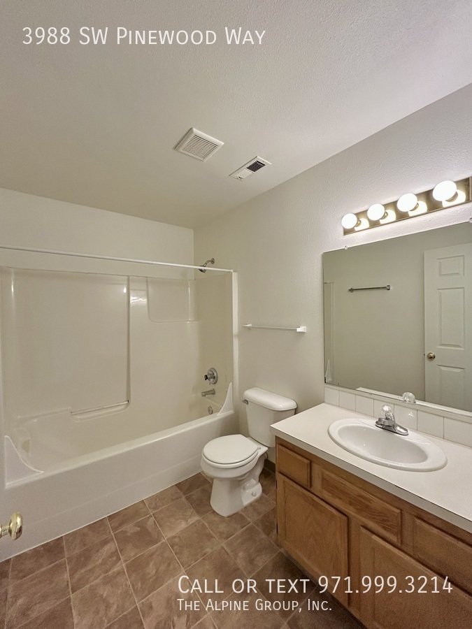 🔥3-Bedroom Gem — Hardwood Floors, Fireplace & Garage! property image