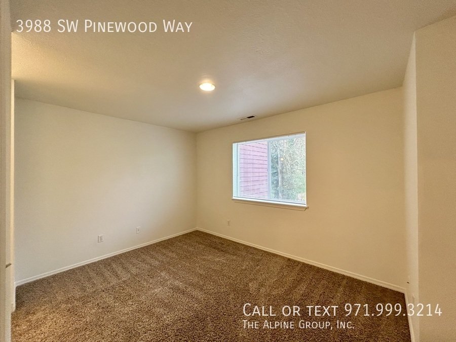 🔥3-Bedroom Gem — Hardwood Floors, Fireplace & Garage! property image