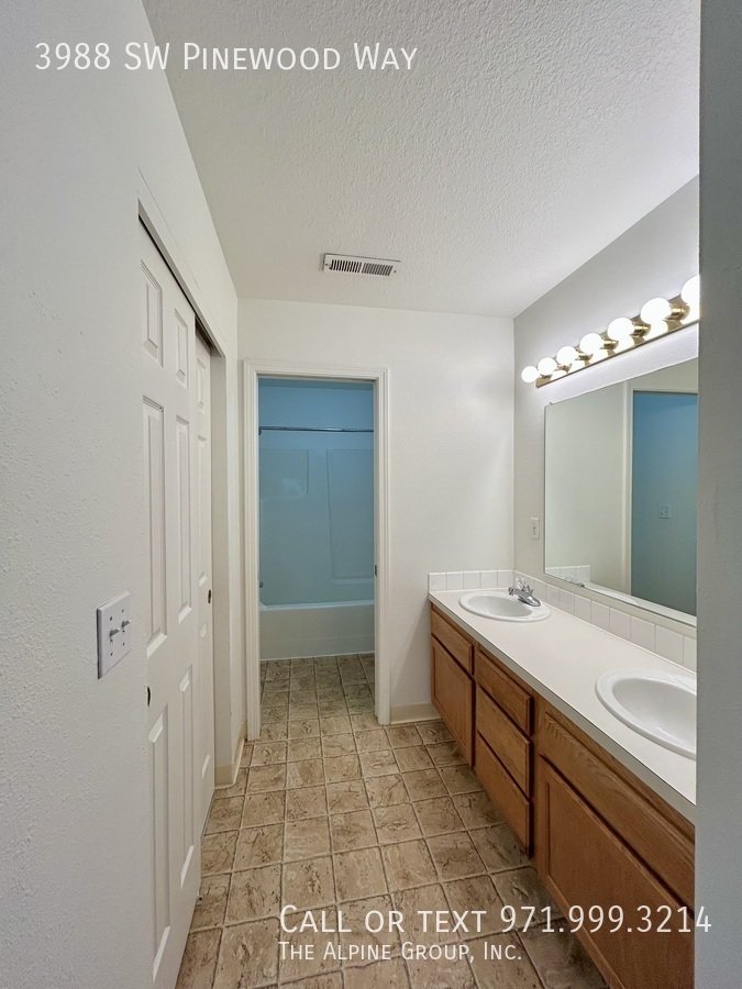 🔥3-Bedroom Gem — Hardwood Floors, Fireplace & Garage! property image