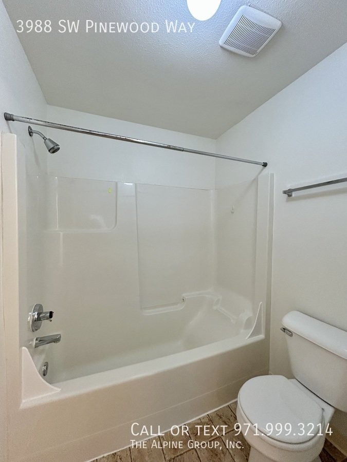 🔥3-Bedroom Gem — Hardwood Floors, Fireplace & Garage! property image